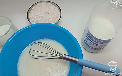 Влейте теплое молоко и, аккуратно помешивая, всыпьте муку.