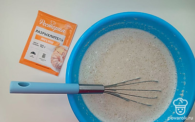 Добавьте в тесто разрыхлитель, 1 столовую ложку растительного масла и еще раз перемешайте. Дайте тесту отдохнуть 5 минут.