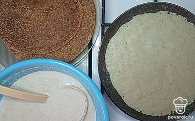 Приготовьте блинную сковороду, смажьте ее маслом для первого блина. В дальнейшем жарьте на сухой сковороде. Наливайте тесто небольшими порциями, чтобы блинчики получались тонкими, румяными и ажурными.