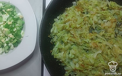 Потушите капусту в небольшом количестве растительного масла до мягкости, посолите. Затем соедините с луком и яйцом.