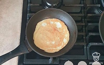 На разогретую сковороду добавьте растительное масло. Вливайте порционно тесто, формируя блин. Обжаривайте с каждой стороны на небольшом огне до золотистой корочки.