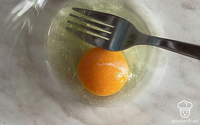 Взбить яйцо с солью и сахаром.