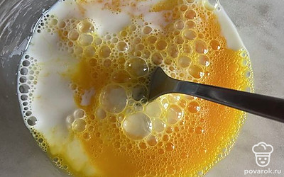 Добавить молоко и тщательно перемешать.