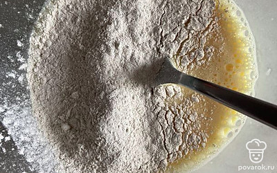 Всыпать муку, перемешать до однородной массы.