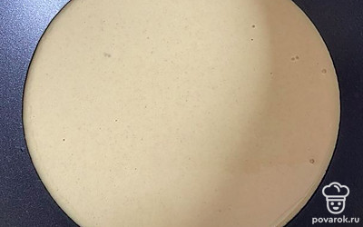 Вылить тесто на сковороду с маслом. Выпекать с обеих сторон до готовности.