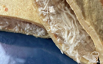 Для удобства блинчик разрезать. Подавать к столу теплым.