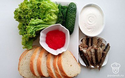 Ломтики хлеба положите на тарелку вместе с огурцами. Икру разместите в пиале. Шпроты положите в тарелку, а сливочный сыр поместите в емкость.