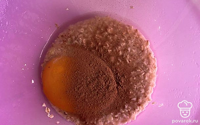 Добавляем яйцо, корицу. Тщательно перемешиваем.