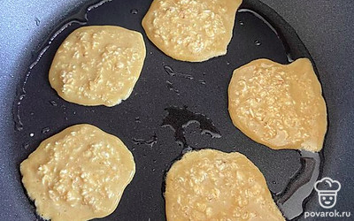 Разогреваем сковороду с маслом. Жарим небольшие блинчики с обеих сторон.