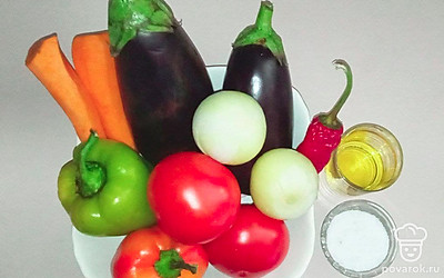 Баклажаны положите в миску вместе с очищенной морковкой, перцем, помидорами, красным жгучим перцем и очищенным луком. Соль и сахар насыпьте в емкость, а масло налейте в стакан.