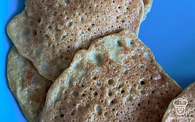 Подаем блинчики со сметаной, вареньем, медом или с чем-то другим. Лучше съесть, пока горячие.