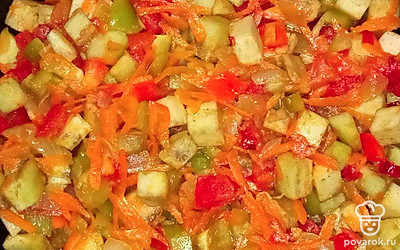 Первым делом обжарьте острый перец. Пассеруйте лук до полупрозрачности, затем туда же добавьте морковь, и пассеруйте до мягкости. Снимите с огня. Тем временем тушите помидоры. Соедините томаты, смесь лука и моркови, добавьте оставшиеся баклажаны и перец. Накройте сковородку крышкой, убавьте огонь и тушите, периодически помешивая. Перед окончательной готовностью добавьте сахар по вкусу.