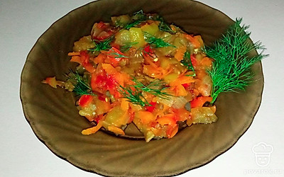 Выложите блюдо на тарелку, украсив его зеленью.