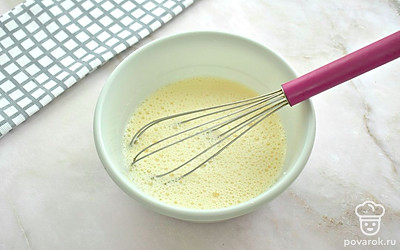 В сладкую яичную смесь влейте молоко, перемешайте. 