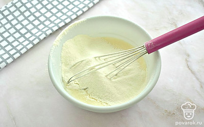 Просейте пшеничную муку.