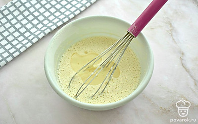 Хорошо перемешайте до получения однородного теста без комочков. В блинное тесто влейте столовую ложку растительного масла и снова перемешайте. Дайте тесту постоять 10 минут.