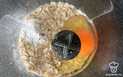 В чашу блендера всыпать овсяные хлопья, добавить яйцо, соль, разрыхлитель и молоко. Пробить до однородной массы.