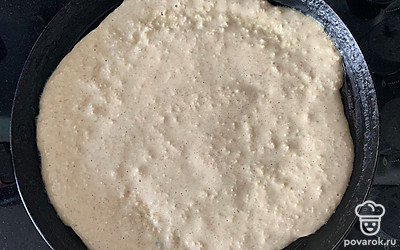 На разогретую сковородку выложить тесто, готовить на среднем огне.