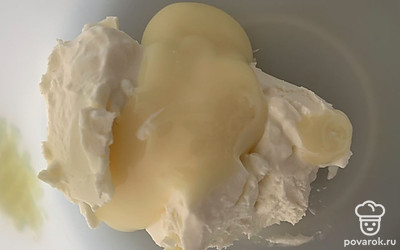 Смешать творожный сыр и сгущенку.