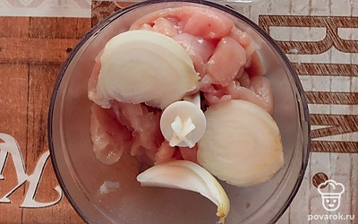 Кусочки индейки промыть, просушить. Измельчить в блендере, добавив репчатый лук.