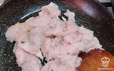 Выложить фарш на разогретую сковороду с небольшим количеством растительного масла. Жарить до готовности.