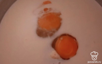 Пока фарш остывает, приготовить тесто на блины. В ацидофилин вбить яйца, посолить и хорошо перемешать.