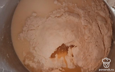 Всыпать муку, опять все перемешать. Добавить в тесто немного растительного масла.