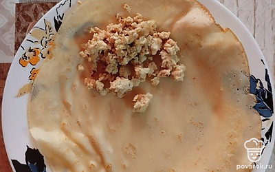 В готовые блины завернуть индюшиный фарш.