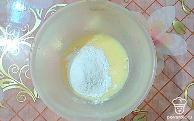 Добавить рисовую муку и разрыхлитель. Все хорошенько перемешать. 