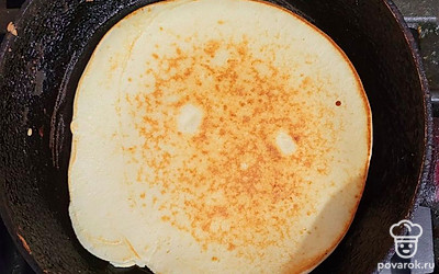 Получившуюся смесь вылить на разогретую сковороду с каплей растительного масла. Жарить блинчик с обеих сторон по 3-4 минуты. 