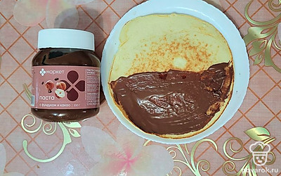 Одну половинку блинчикам смазать шоколадно-ореховой пастой.