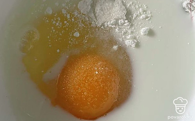 Смешайте масло, молоко, сахар и разрыхлитель теста.