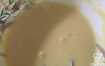 Всыпьте муку и перемешайте. Получится консистенция жидкой сметаны.