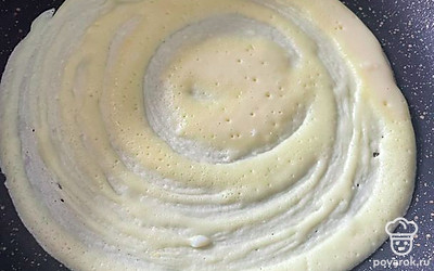 Вылейте тесто на сухую сковороду. Обжаривайте блины с двух сторон.