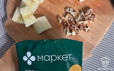 Грецкий орех мелко порубите.