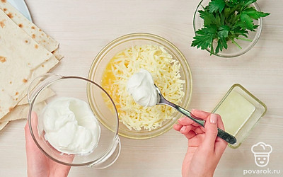 Сделайте начинку. Яйца разбейте в миску и взбейте венчиком. Добавьте к ним соль, сыр и сметану, все размешайте.