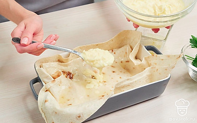 Соберите и испеките пирог. Выложите в форму лист лаваша так, чтобы его края свисали. Смажьте его растопленным маслом. Распределите по лавашу часть начинки. Затем разрежьте пополам оставшиеся два листа лаваша и уложите их слоями, слегка скомкав, смазав маслом и положив начинку. Верхний слой смажьте маслом. Свисающими краями «закройте» пирог, как конверт. В разогретую до 180 градусов духовку поставьте форму и выпекайте 30 минут.