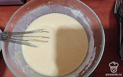 Яйца взбить венчиком. Добавить сахар, растительное масло и молоко.
