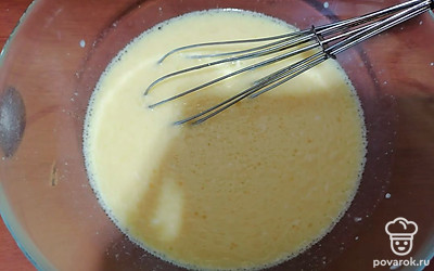 Всыпать муку, тщательно перемешать венчиком. Получится консистенция жидкой сметаны.