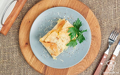 Подавать ачму из лаваша можно в качестве самостоятельного блюда, украсив веточками петрушки.