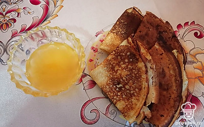 Подавать блины с медом, сгущенкой или вареньем. 