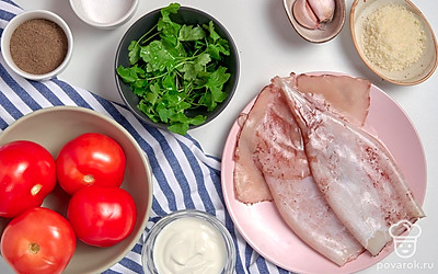 Кальмаров промойте, снимите пленку и очистите от внутренностей при необходимости. Отварите в подсоленной воде 2 минуты и залейте холодной водой. Помидоры промойте. Чеснок очистите от шелухи. Петрушку помойте и обсушите бумажным полотенцем.