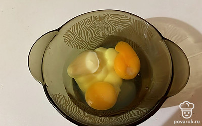 В миску поместите яйца и сгущенное молоко. 