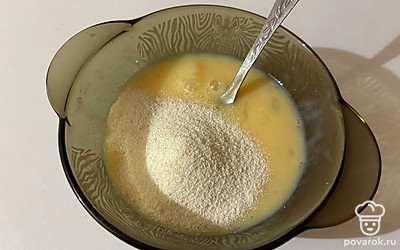 К ингредиентам добавьте манку. 