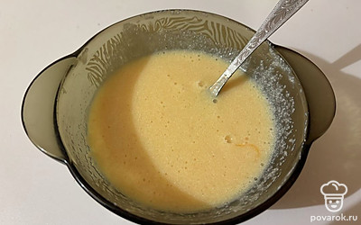 Перемешайте все ингредиенты. Оставьте тесто на 10 минут. 