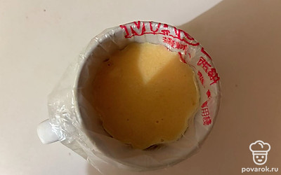 Настоявшееся тесто поместите в кондитерский мешок. 