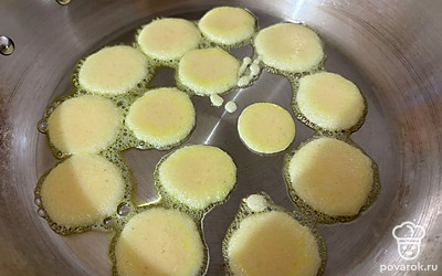 Отсадите тесто на сковороду с разогретым растительным маслом. 