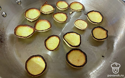 Обжарьте блинчики с обеих сторон по 2-3 минуты с каждой. 