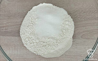 В большую миску добавьте муку, соль, сахар, соду. Перемешайте сухую массу.