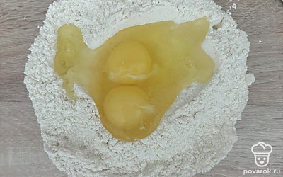 В сухую массу добавьте 2 яйца, перемешайте.